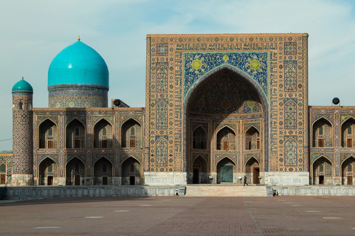 Semerkant'ta çinilerle süslü medrese cephesi
