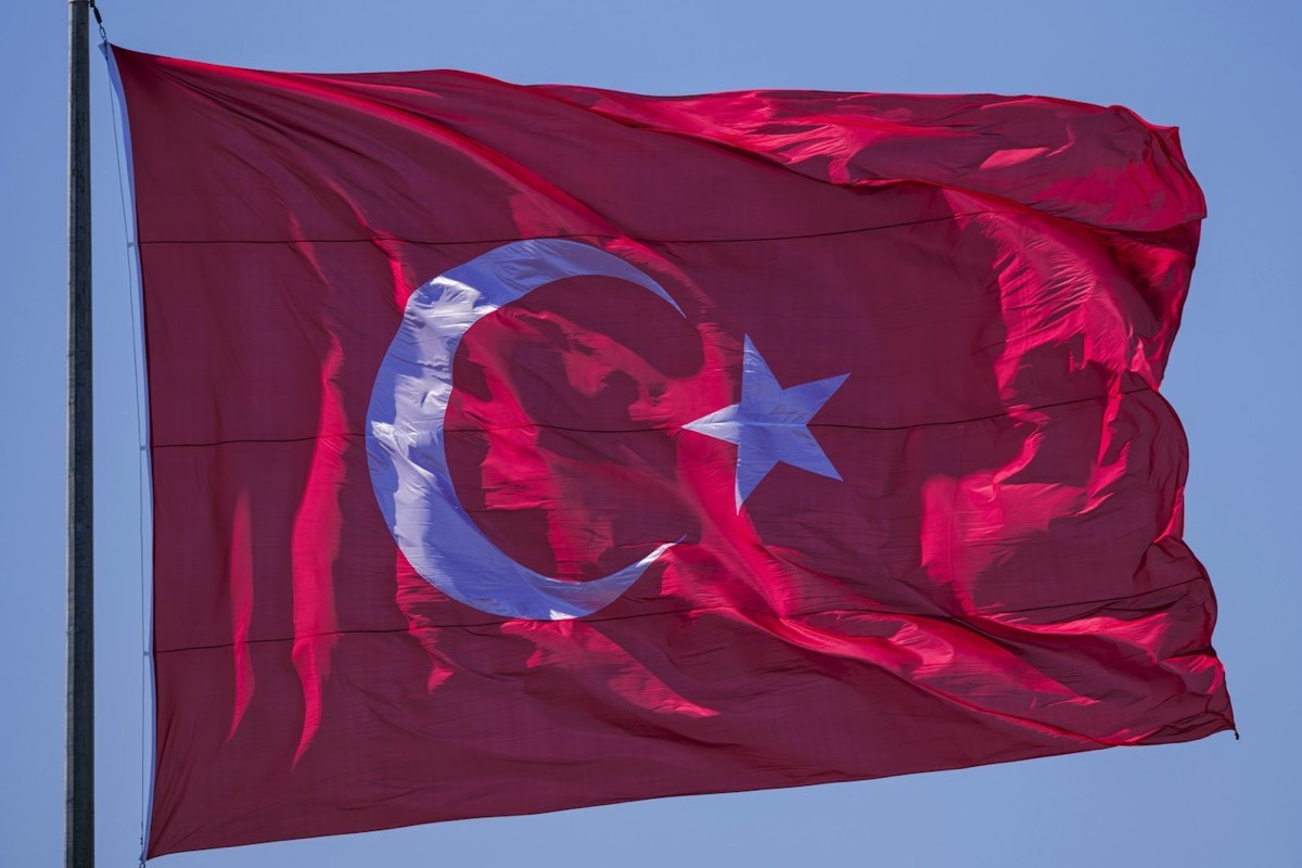 Rüzgârda dalgalanan Türk bayrağı